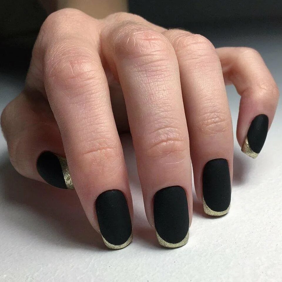 Black french. Черные ногти. Черный матовый френч. Темный маникюр. Черные матовые ногти.