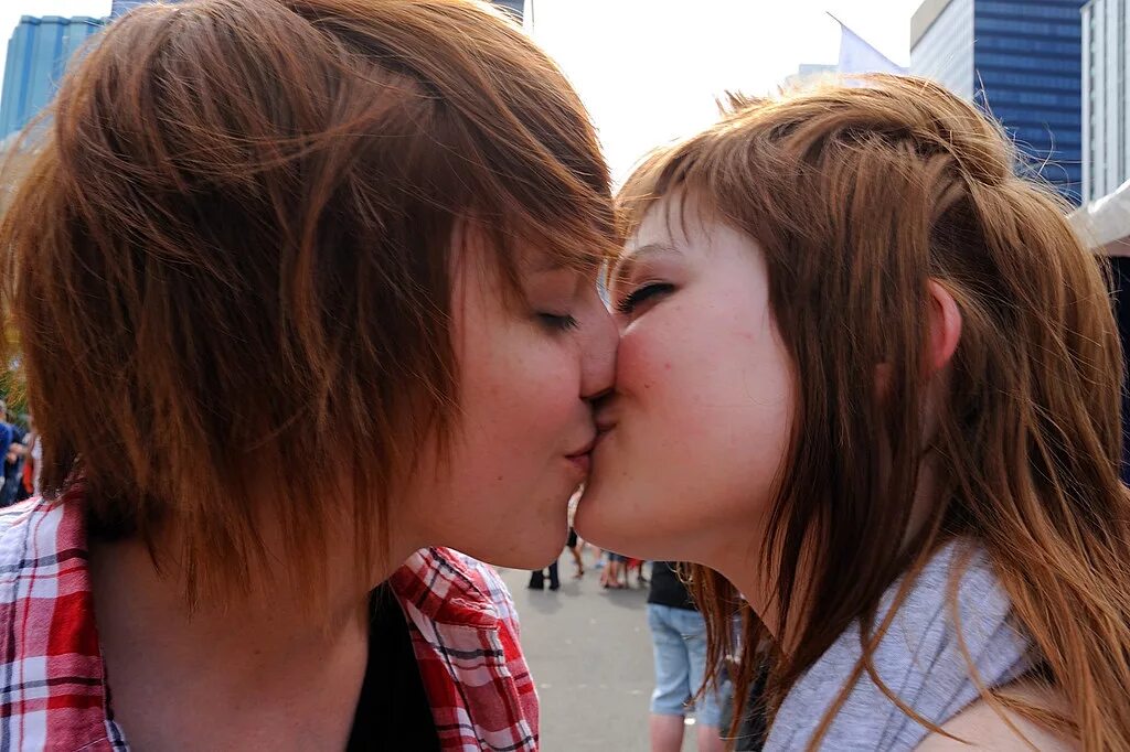 Lil lesbians. Близняшки поцелуй. Фембой поцелуй с языком. Tween Kiss. Две chav girls Kiss.