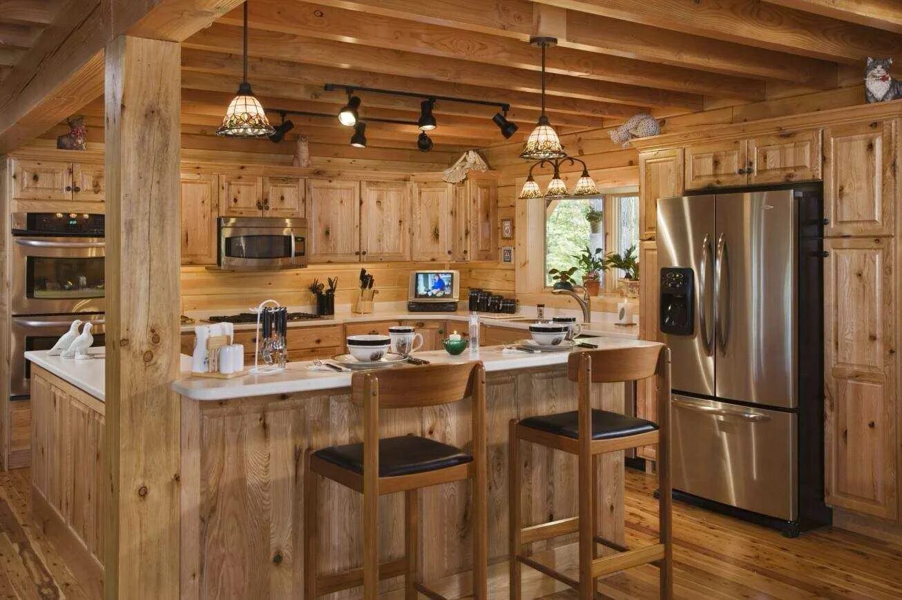 Кухни в домашних условиях видео. Кухня в деревянном доме. Деревянная кухня в интерьере. Кухня в загородном деревянном доме. Отделка кухни в деревянном доме.