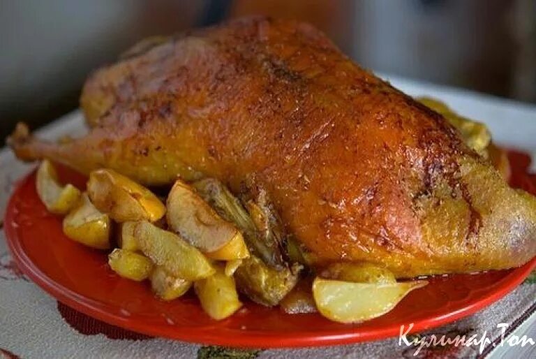 Блюда из утки в духовке в рукаве. Вкусная утка в рукаве. Утка с картошкой в духовке. Утка фаршированная картофелем. Утка в духовке фото.