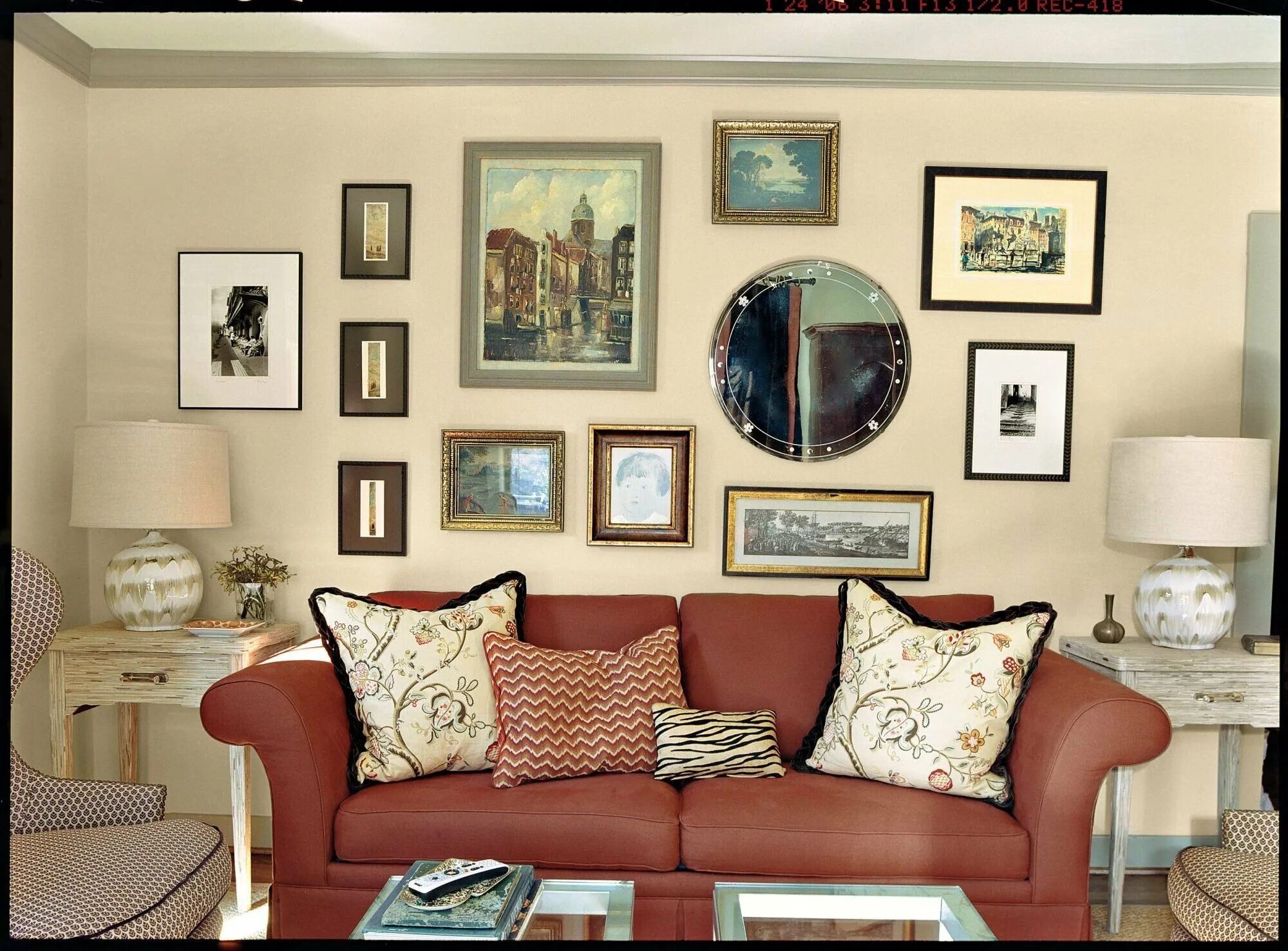 Какой повесить. Картины для интерьера гостиной. Картины на стене в интерьере. Фоторамки в интерьере гостиной. Картины над диваном в гостиной.