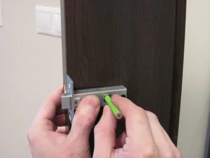 Врезка дверных ручек