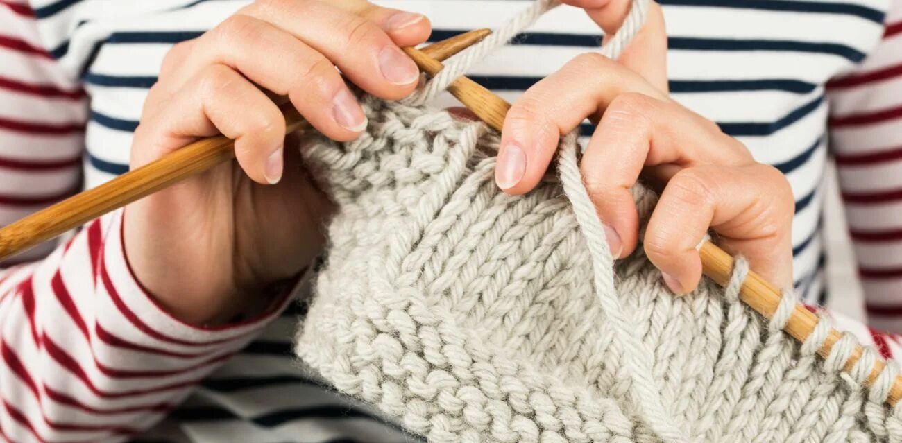 Knitting hands. Вязание Knit. Вязание Сток. Вязание лежа. Вязаные истории.