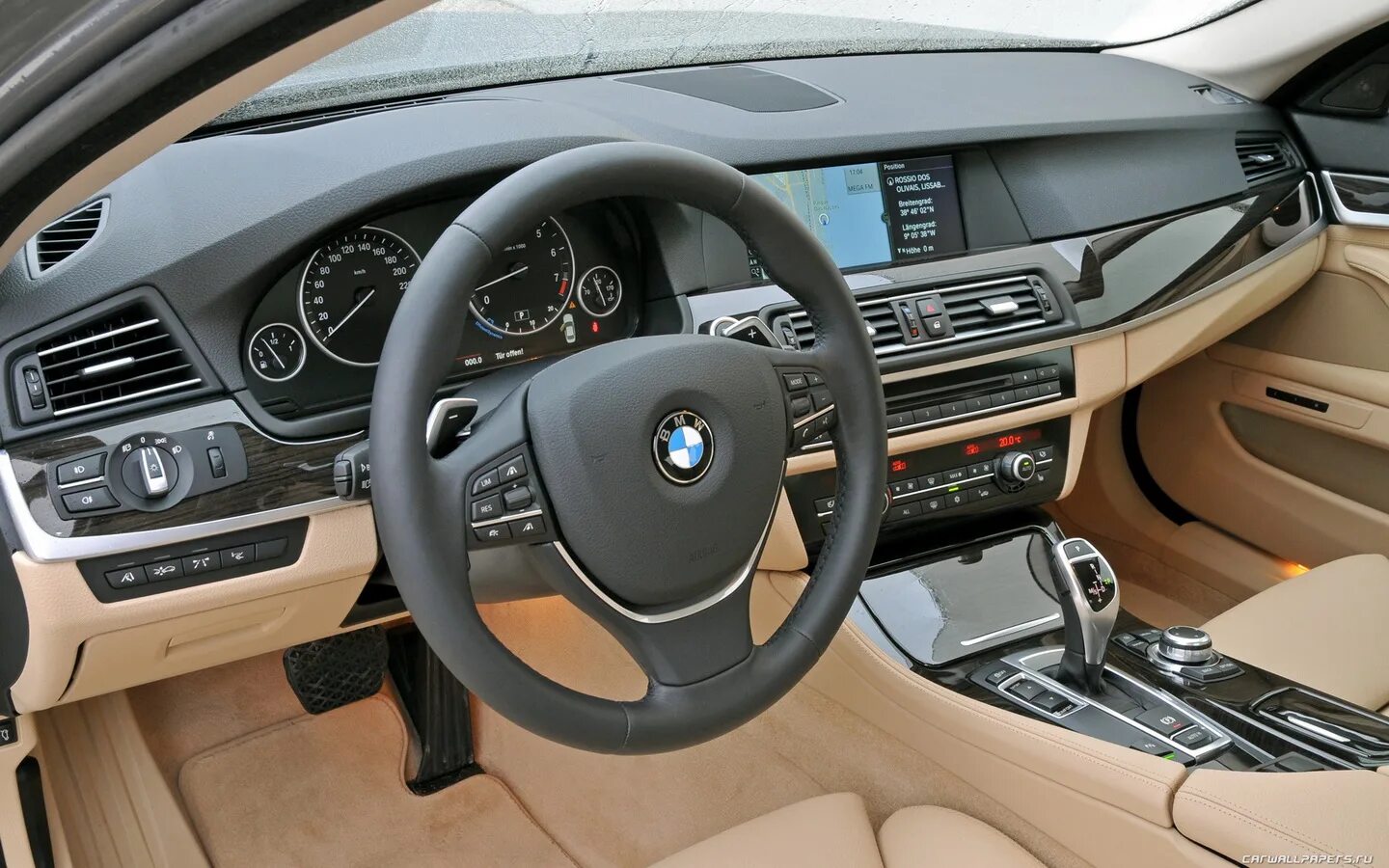 Торпедо бмв. BMW 5 f10 535i. BMW 535i салон. BMW f10 535i 2010. BMW 535 2015.