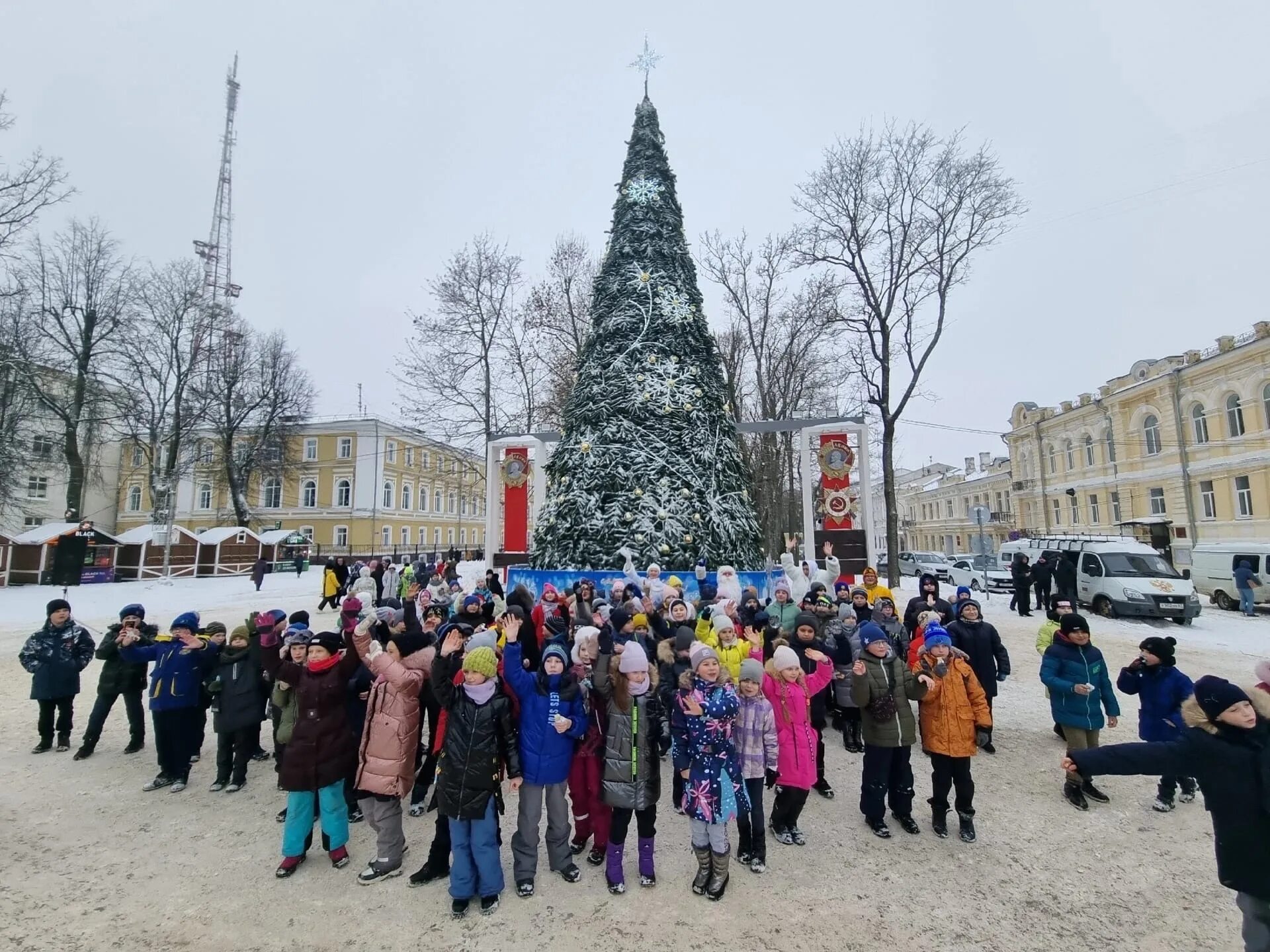 Новогодняя программа для детей афиша. Новогодний смоленск. Город смоленск площадь ленина елка. Новый год смоленская область. Новогодний смоленск.