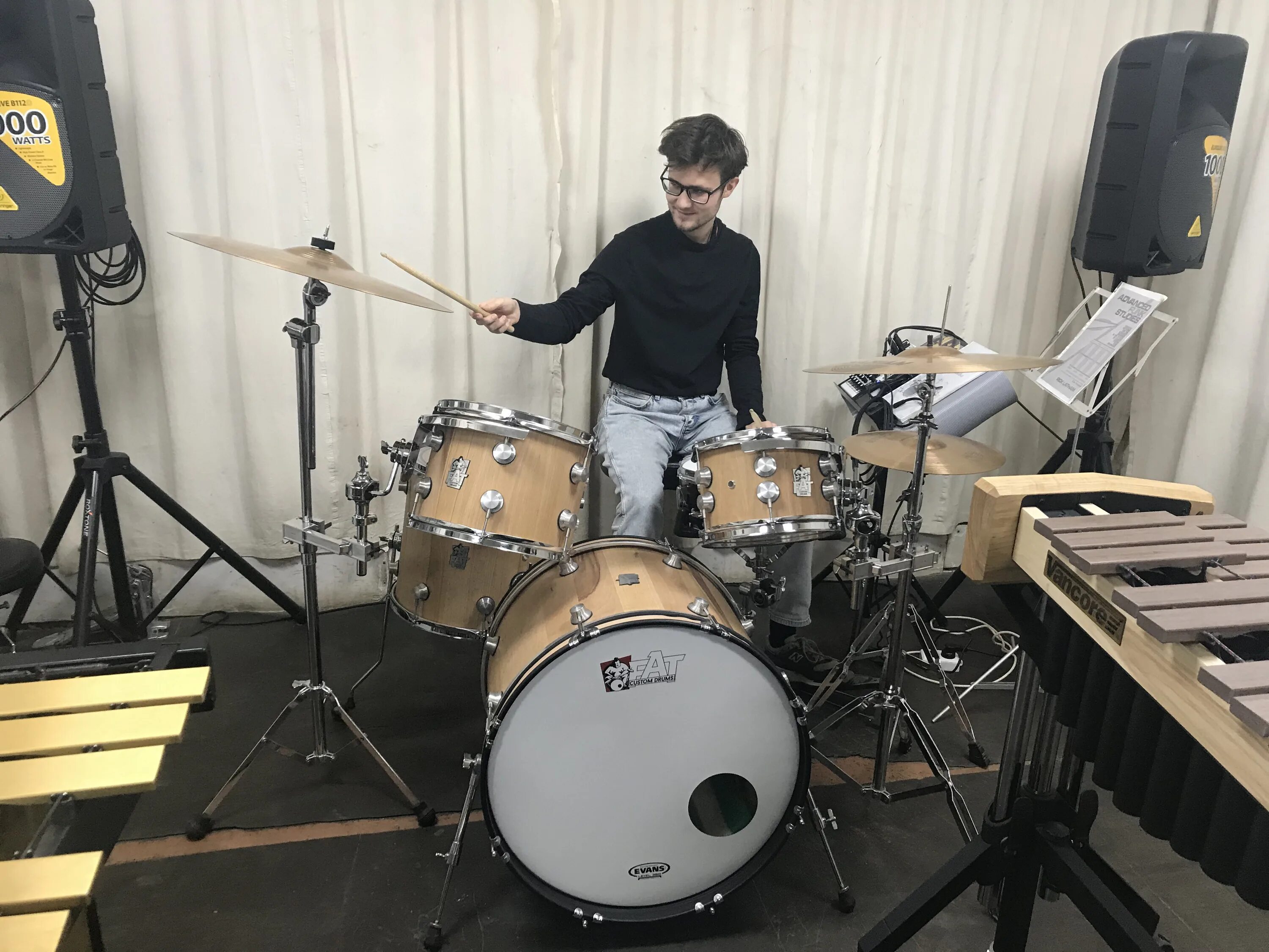 преподаватель ударных инструментов