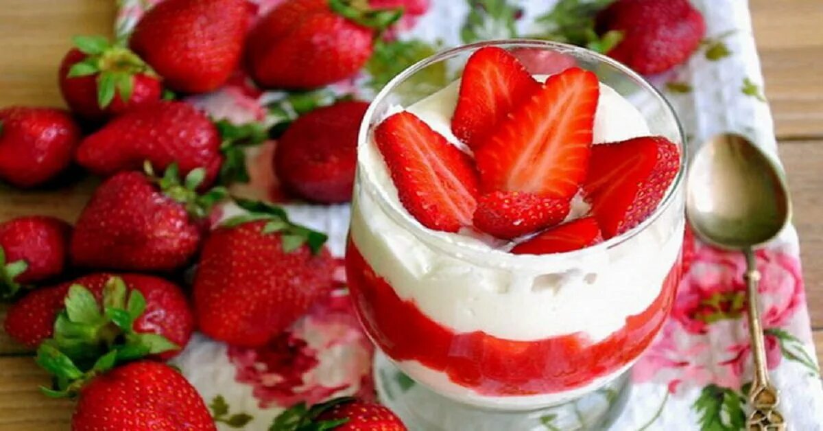 Красивые десерты. Десерт с земляникой. Трайфл клубничный мохито. Десерт с земляникой. Пирожные с клубникой.