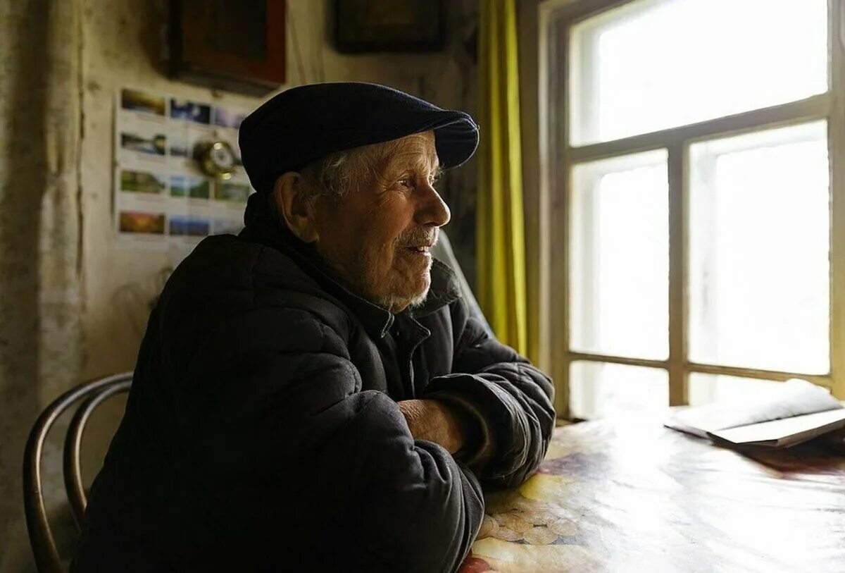 Старый дедушка. Дедушка с внуками. Дедушка бомж. Два деда. Старики в деревне.