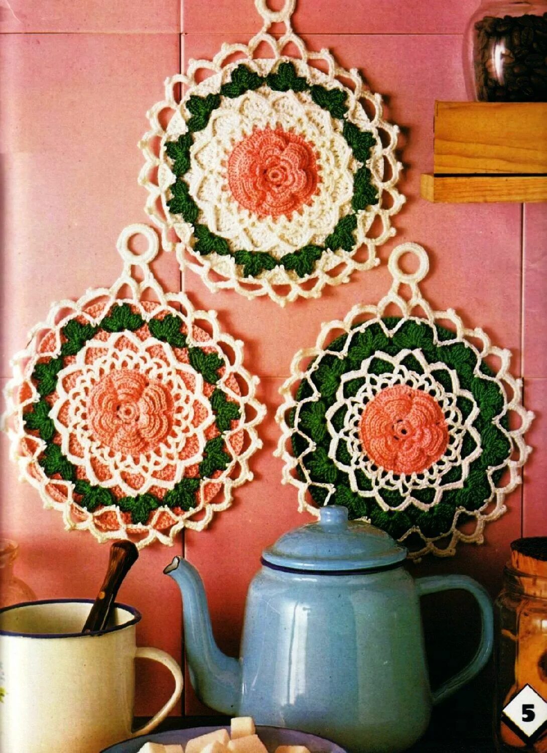 вязанные крючком для кухни. вязанные крючком для кухни. вязаные прихватки для кухни. мелочи для кухни крючком. идеи крючком.