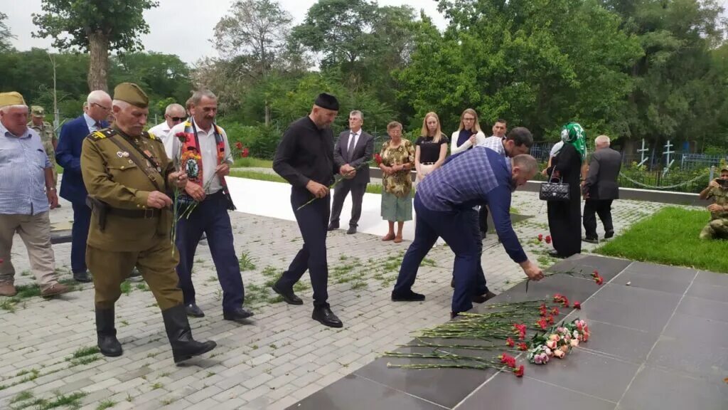 Памяти солдат погибших в Грозном. Захоронение Свердловск солдат. Волонтеры исторической памяти. ВОВ встреча родственников погибшего.