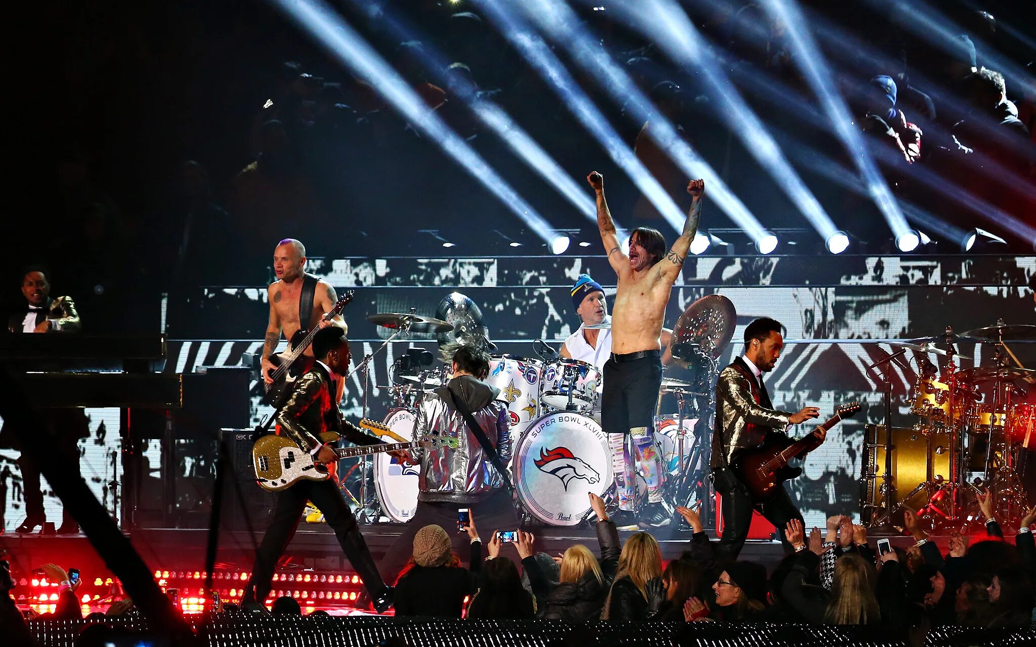 Red hot chili peppers концерт. Rhcp 2000. солистка чили. группа чили сейчас 2022. испаночные чилийцы.