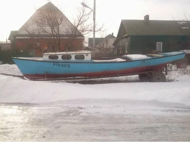 Лодка катер гулянка Саратовская. Лодка гулянка Саратовская. Пластиковая лодка типа гулянка. Лодки на Энгельса. Купить лодки энгельс
