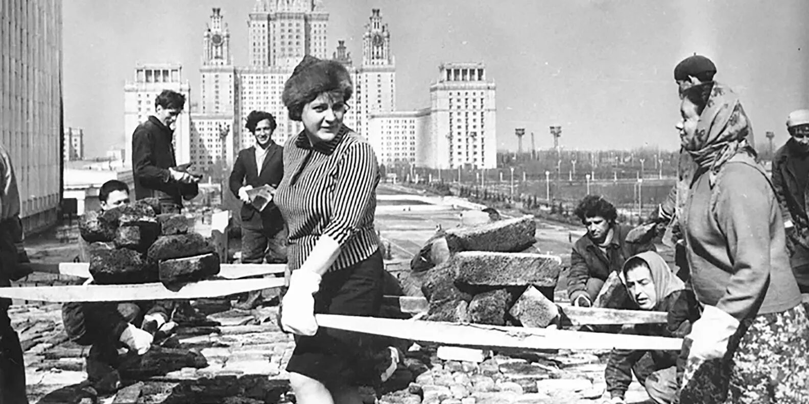 советские школьники субботник. всесоюзный ленинский коммунистический субботник. пионеры на субботнике. коммунистические плакаты. субботники и воскресники в ссср.