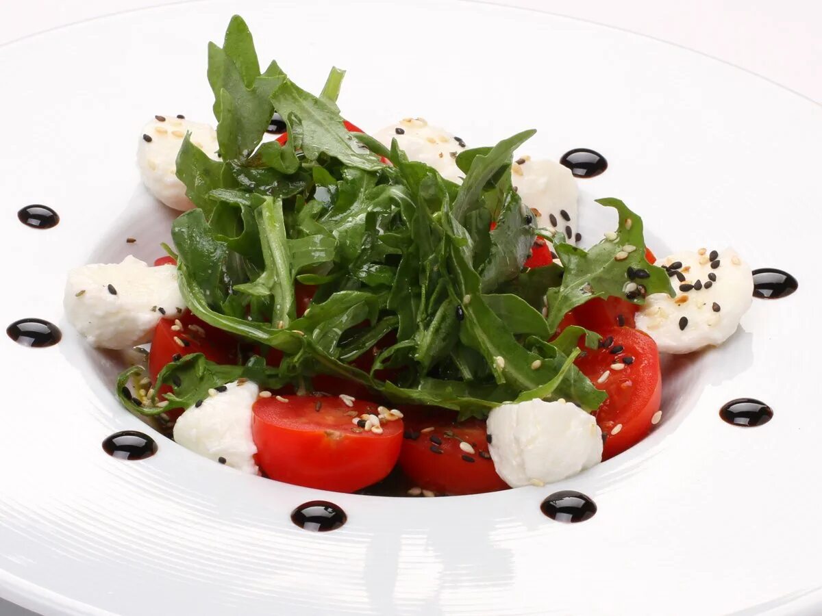 Руккола моцарелла черри. Салат руккола моцарелла черри. Капрезе черри моцарелла. Капрезе песто руккола. Салат руккола моцарелла черри.