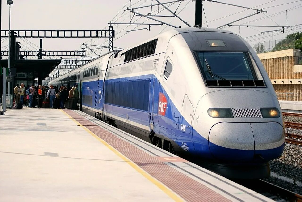 French train. Поезд ТЖВ Франция. Поезд TGV Франция. Французский поезд TGV. TGV Duplex Франция.