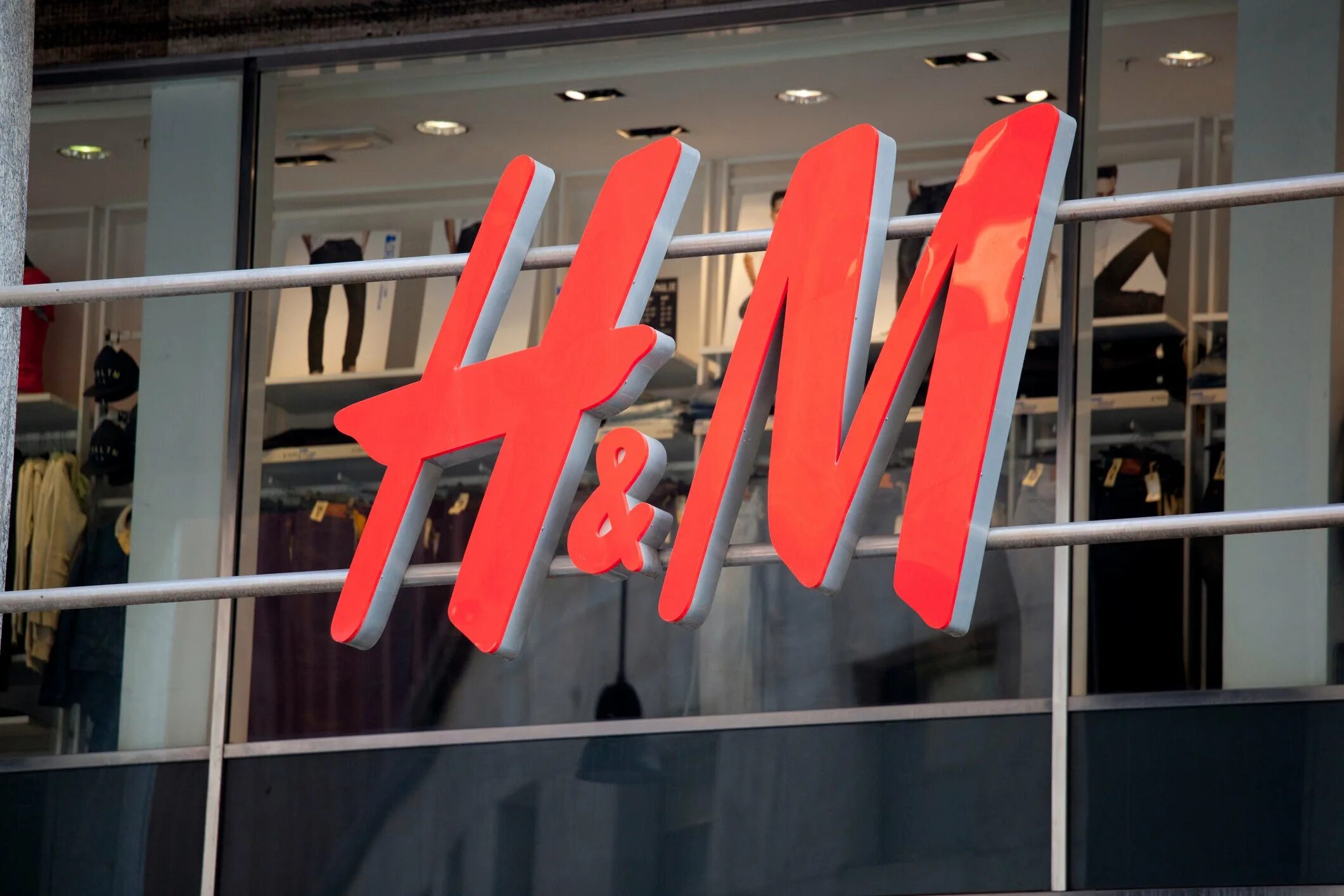 H m he. H&M офис. Магазин HM. H M магазин одежды. H M фото магазина.