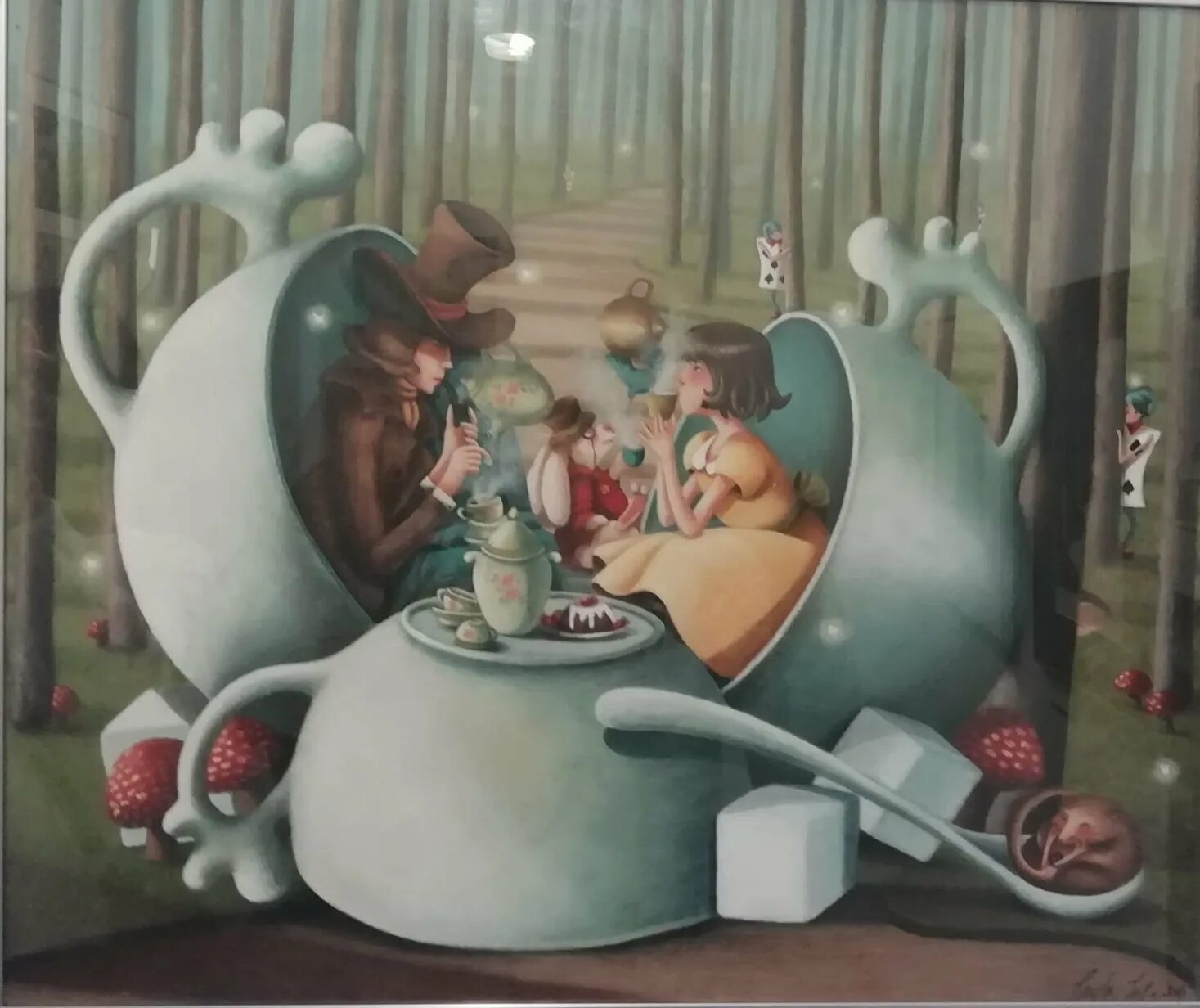 Чел с чайником. Человек чайник. Девушка пьет чай. Посуда дымов керамика. Чайник на кухне.