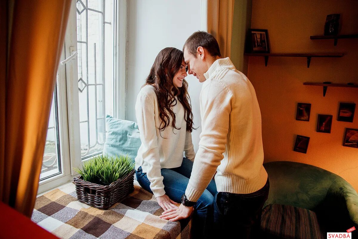 Семейная пара в спальне. Домашняя фотосессия Love story. Лав стори фотосессия. Лавстори в квартире. Фотосессия лав стори в студии.