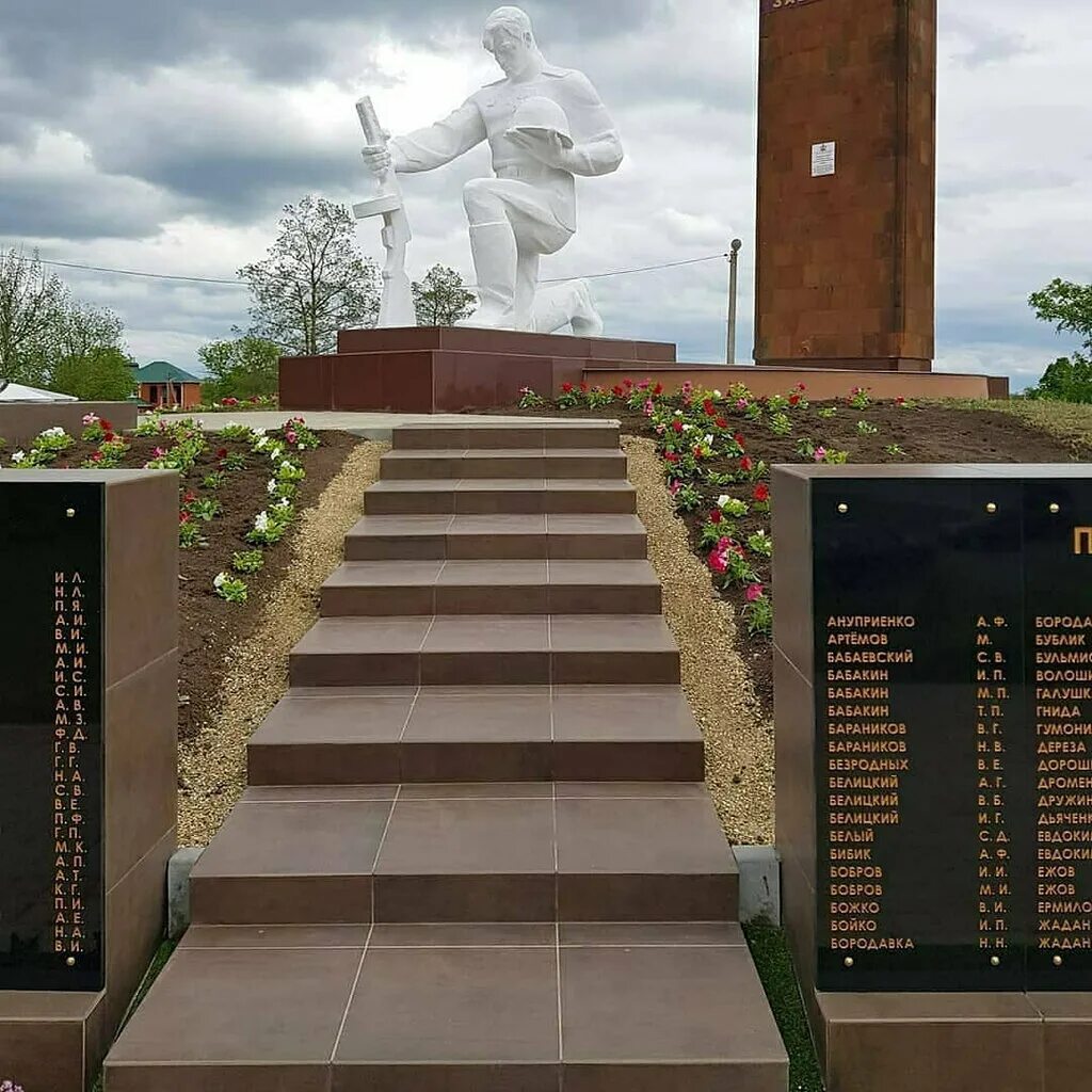 Станица переясловская брюховецкий. Станица Переясловская Брюховецкий район Краснодарский край. Мемориальные комплексы Краснодарского края. Мемориал монумент Краснодарский край. Станица Брюховецкая парк.