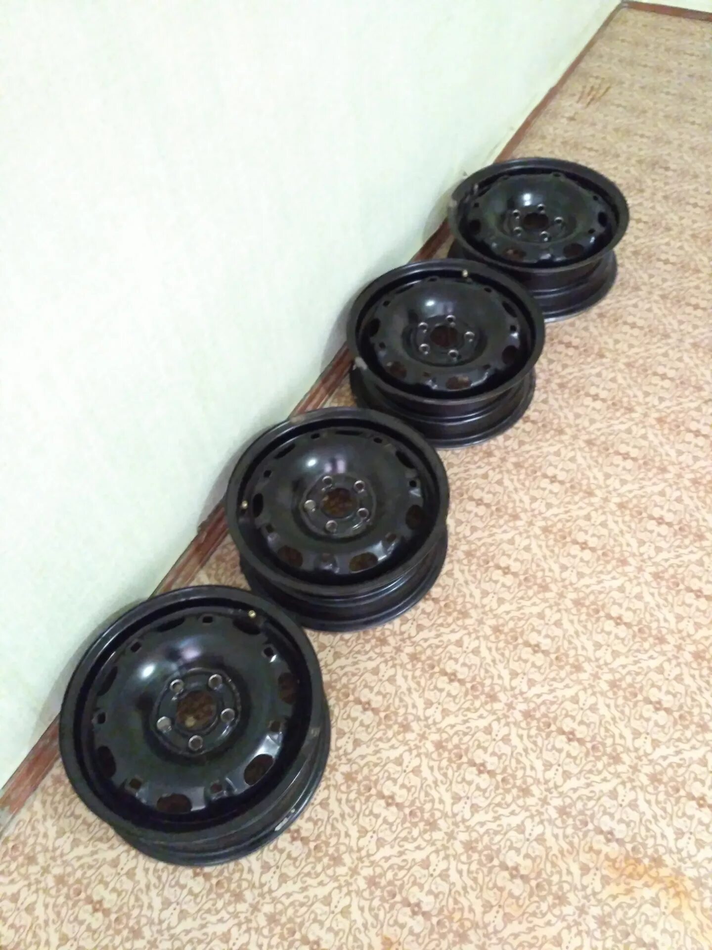 Диск штампованный фольксваген поло. Колеса от фольксваген поло штамповки. Штампованные диски от фольксваген р14. Штампованные диски r15 на фольксваген поло. Диски штампованные r14 фольксваген поло седан.