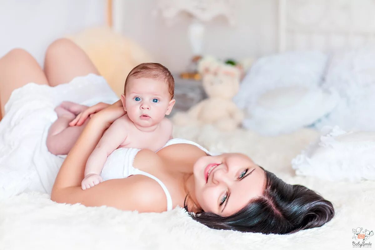 маму дома на кровати. фотосессия младенцев в студии. мать с ребенком. маму дома на кровати. маму дома на кровати.