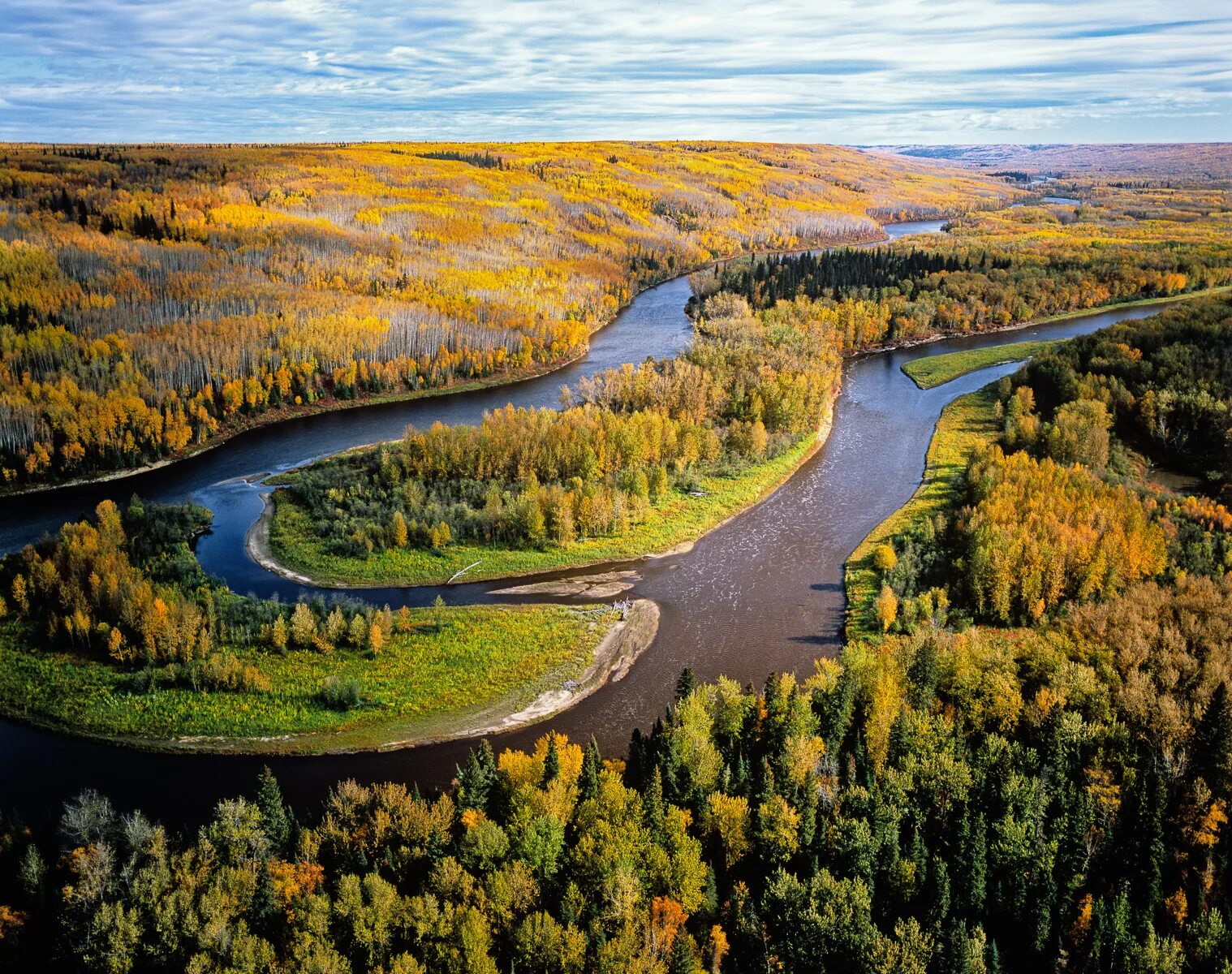 True river. Река Маккензи Канада. Мак река. Устье реки Маккензи. Озеро Маккензи Канада.