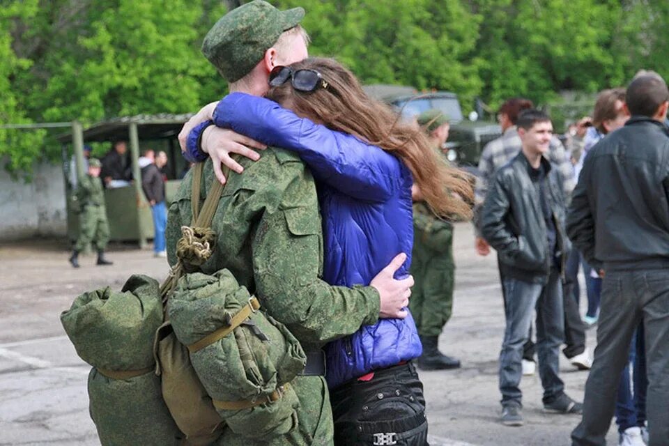 Зачем он провожает. Зачем он провожает