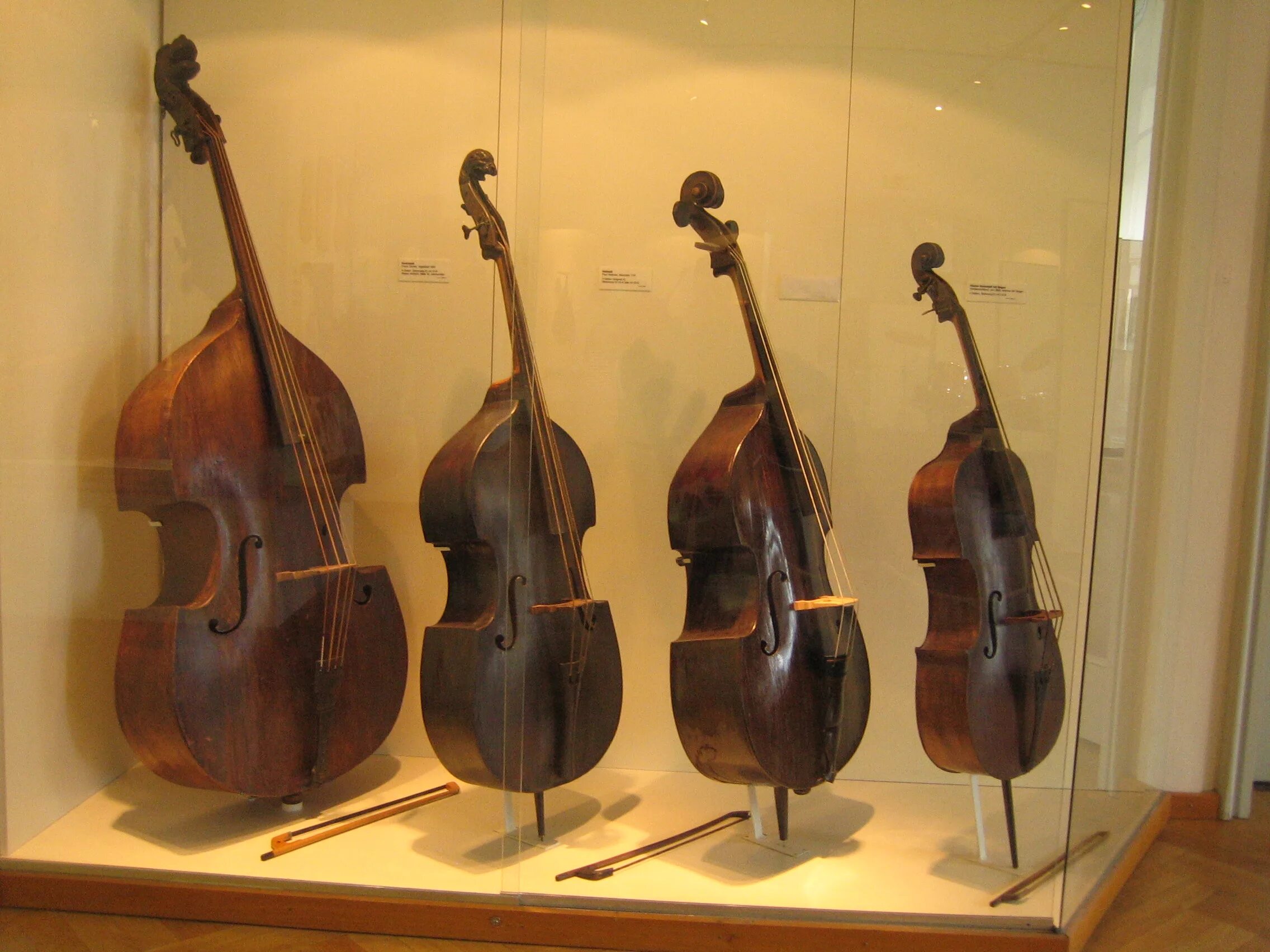 Контрабас струнный музыкальный инструмент