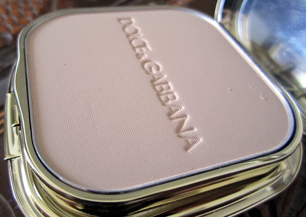 Dolce Gabbana Matte Powder Foundation. Пудра Дольче Дольче Габбана. Дольче Габбана пудра компактная. Glorious Skin Dolce Gabbana. Пудра дольче габбана