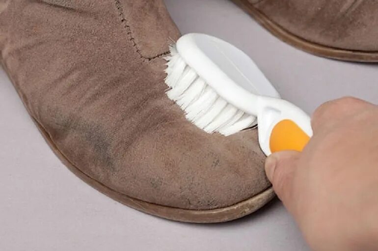 Как отмыть ботинки. Чистка замшевой обуви. Грязная замшевая обувь. Для чистки натуральной замшевой обуви. Протираем замшевую обувь.
