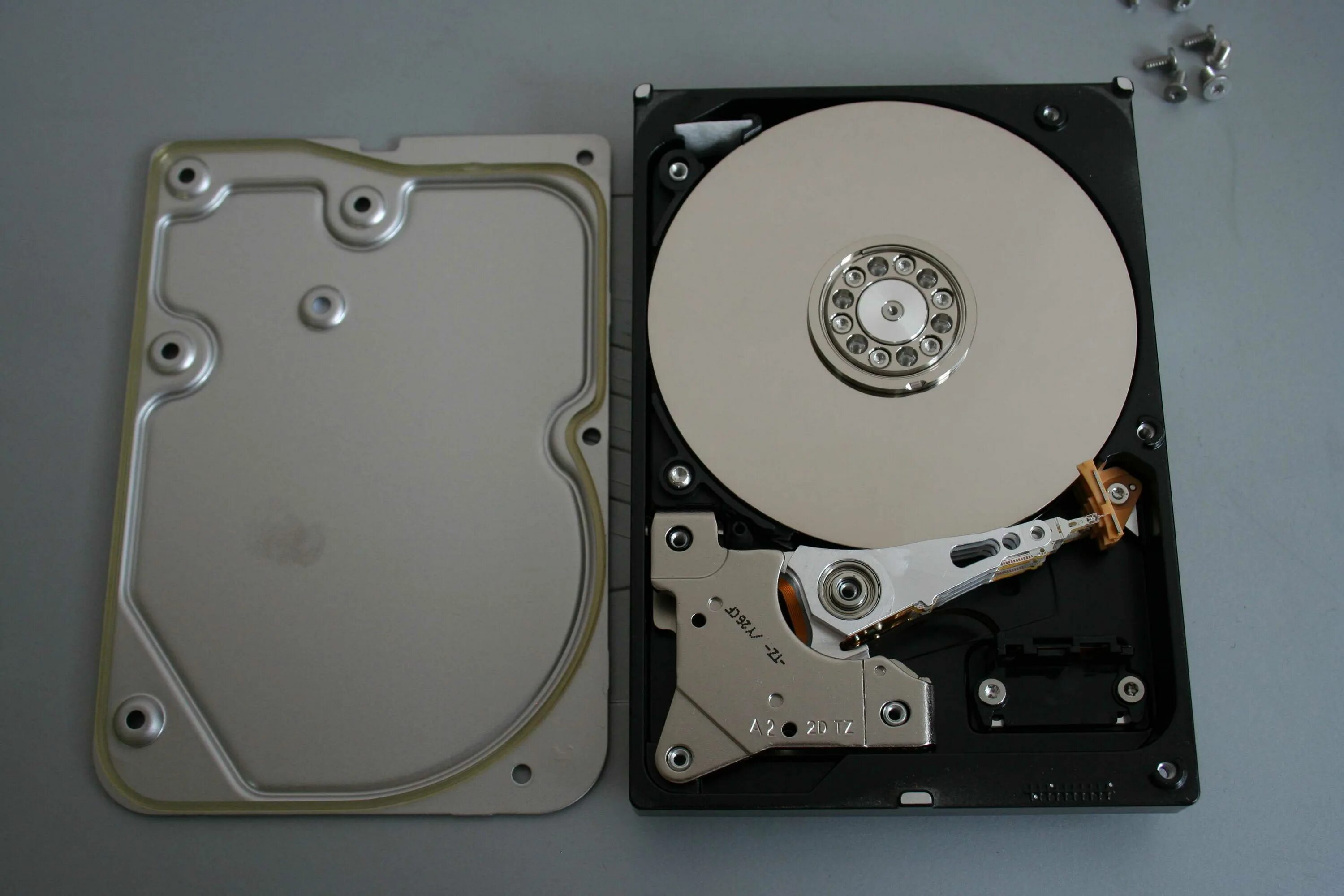 Накопитель данных внутренний hdd. Жесткий диск сбоку. hdd 2.5 внутри. винчестер pk. жесткий диск бош.