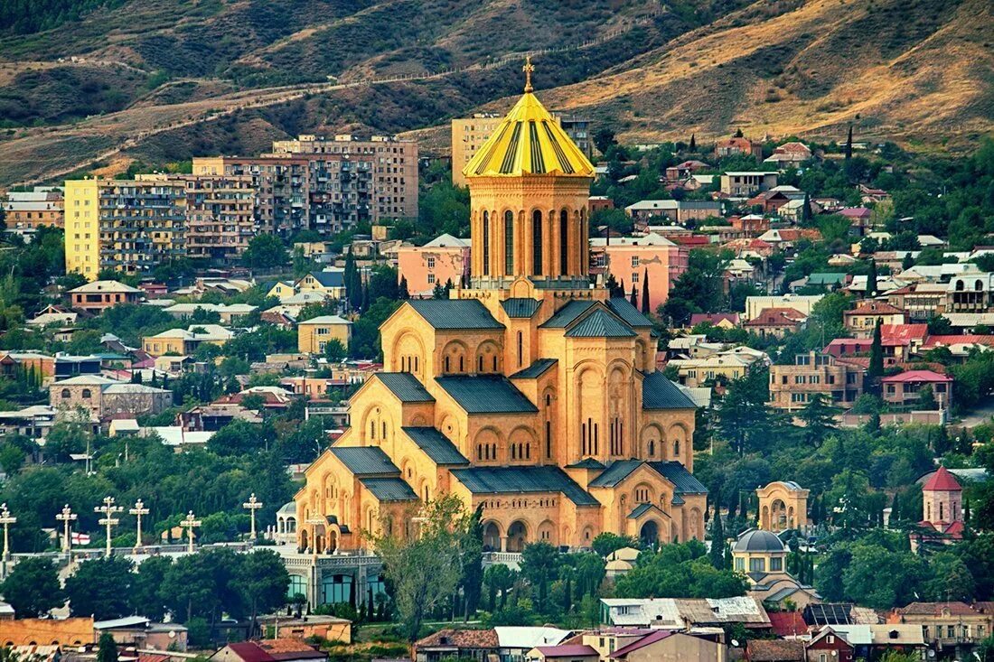 Где город тбилиси. Столица Грузии Тбилиси Самеба. Самеба Батуми. Церковь Самеба.