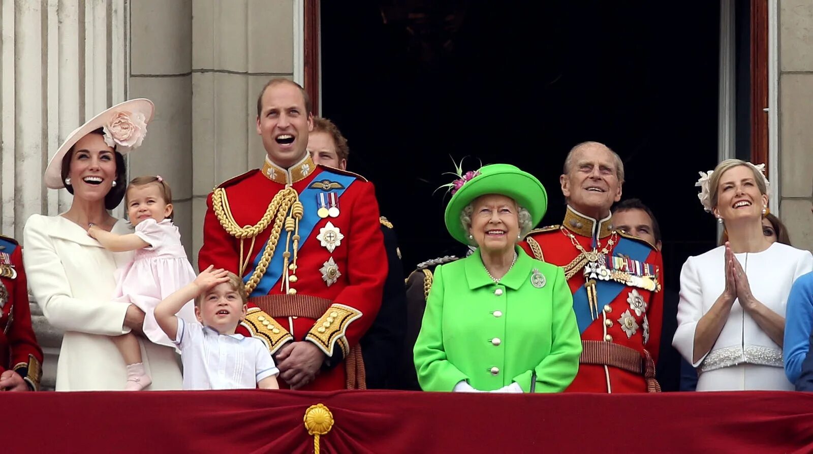 Д р королевой. April 21 the queen's birthday. Trooping the colour праздник. День рождения королевы великобритании елизаветы 2. День рождения королевы елизаветы 2.