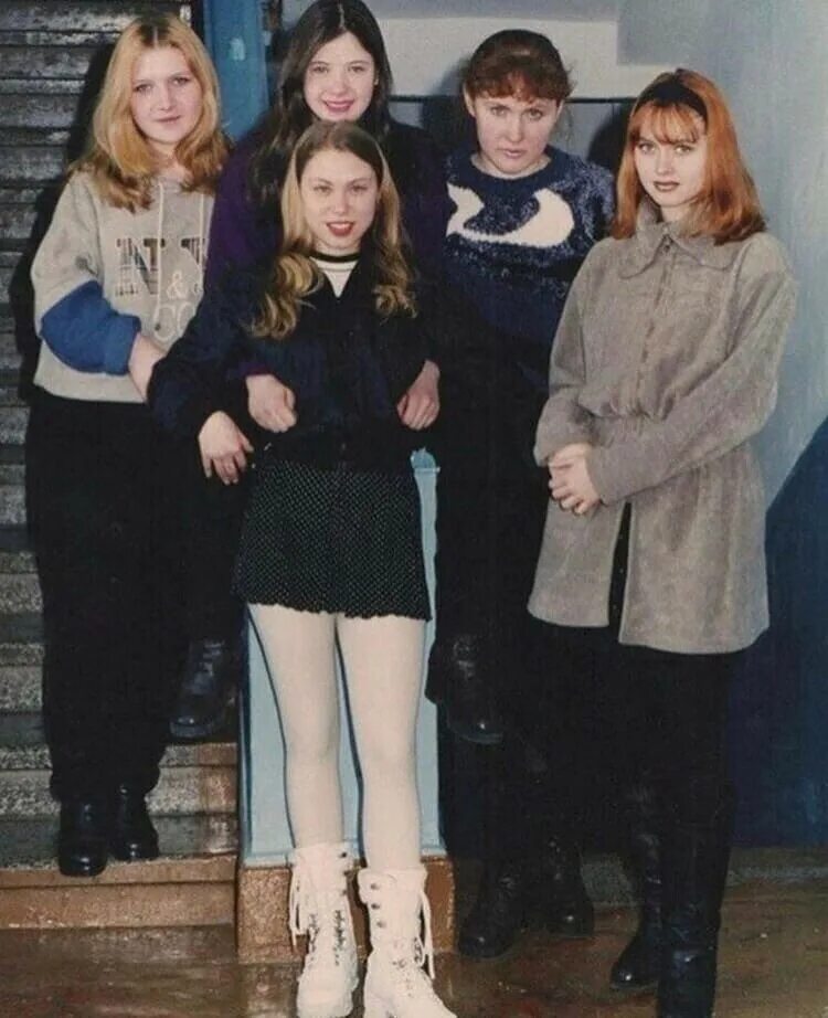 Девушки 90-х. Мода конца 90-х. Мода 1990-х годов в России. Девочки 90-е годы.