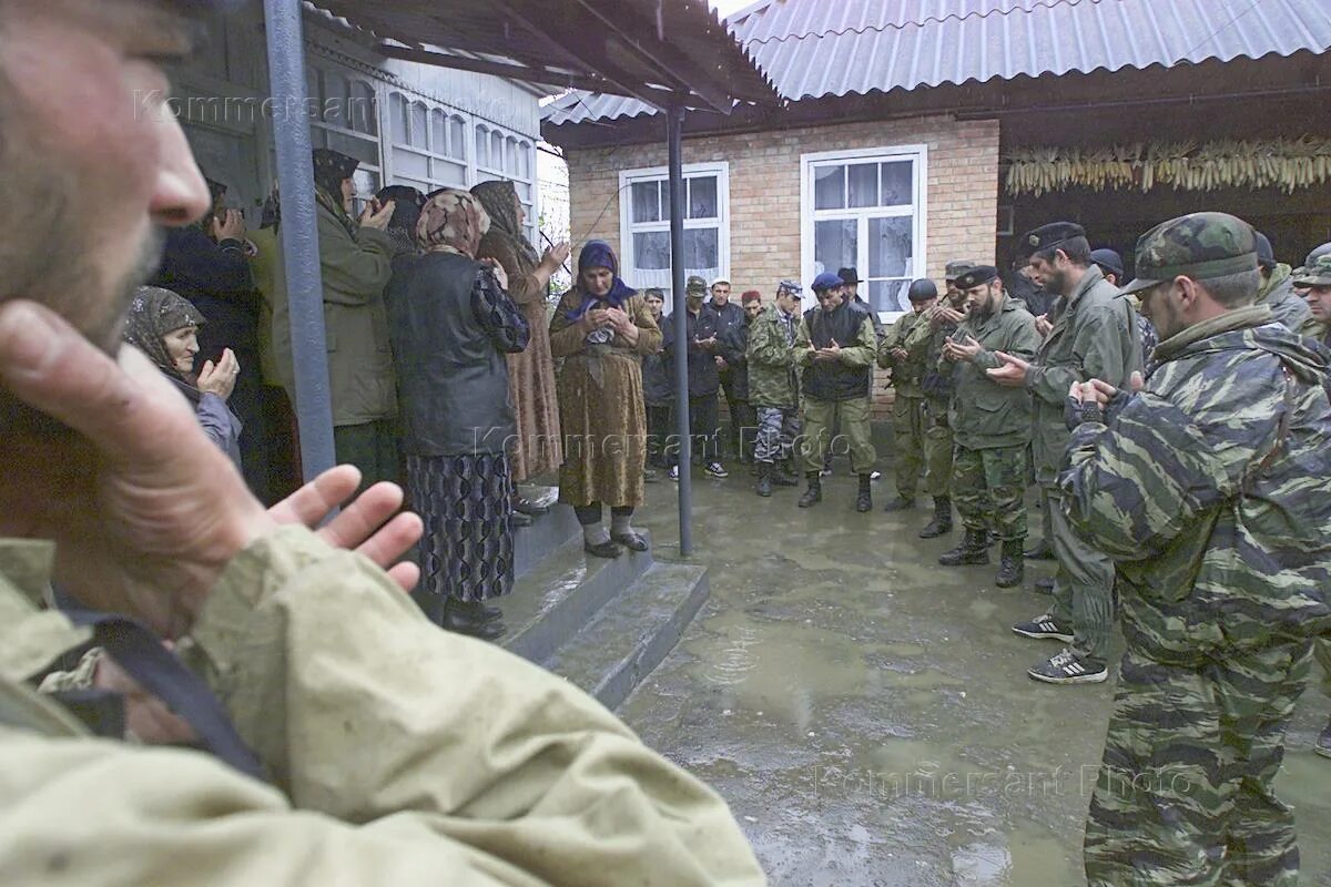 Самашки чеченская республика. Спецоперация Дышне-Ведено 2002 год. Самашки Чечня зачистка 1995. Самашки Чечня зачистка. Самашки Чеченская Республика 1995.