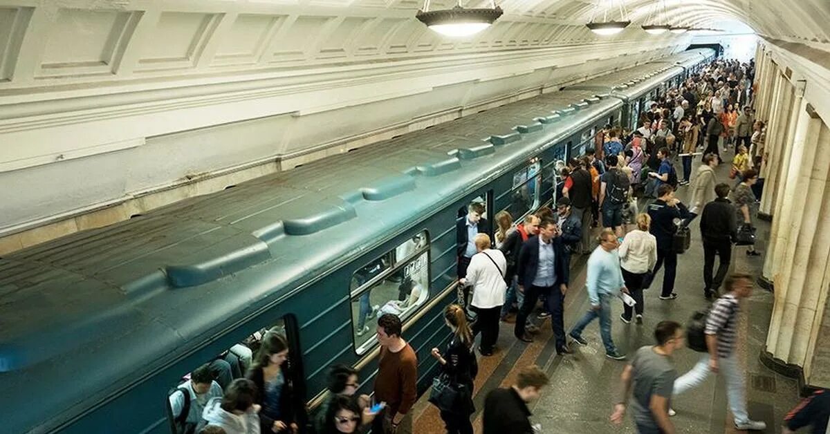 Московское метро новости. Станция метро Театральная. Люди на платформе метро. Люди в Московском метро. Люди в метро Москвы.