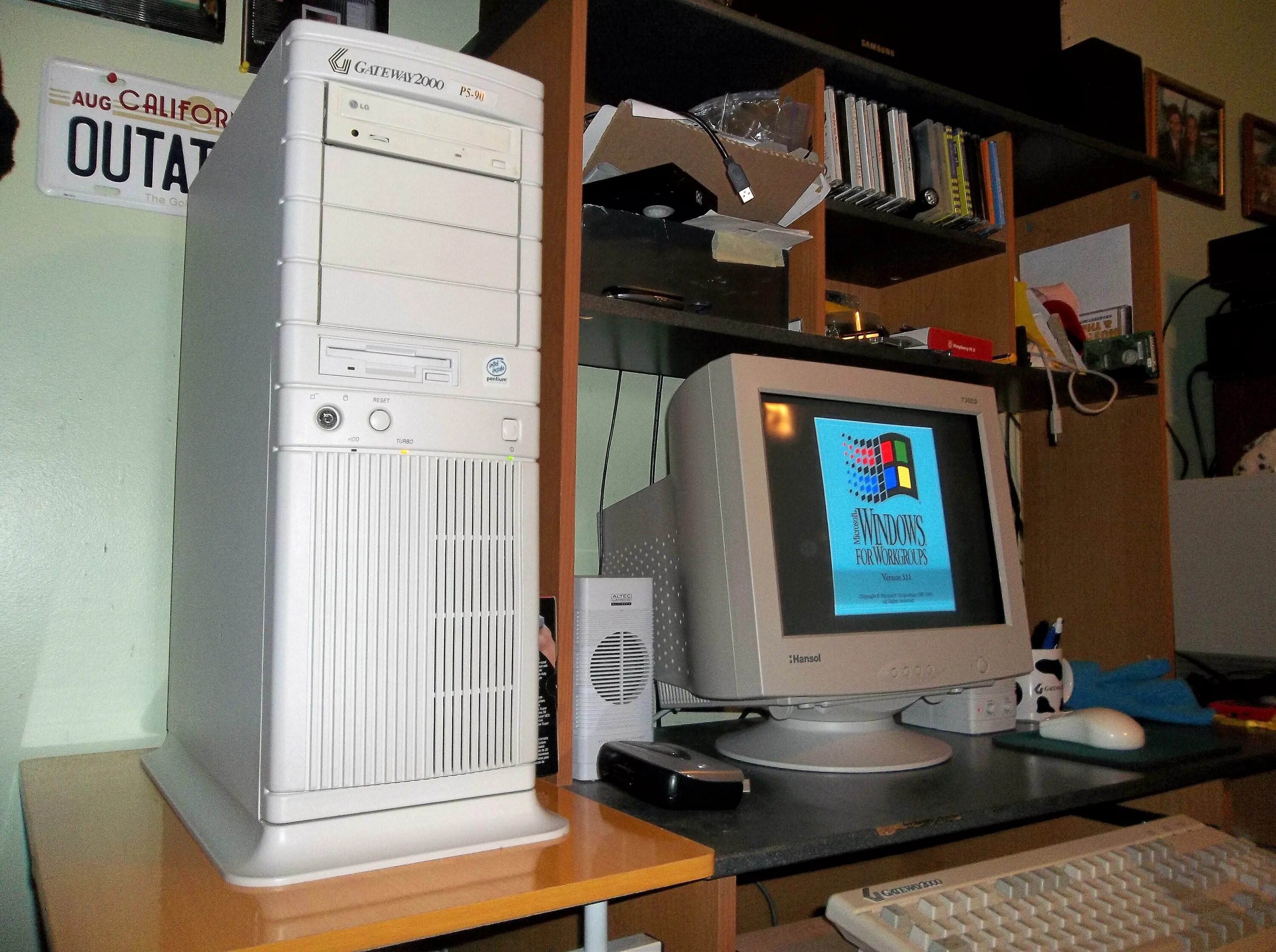 Компьютер начал. Gateway 2000 Computer. «R2000» ПК. Алво ПК 2000. Комп 2000х.