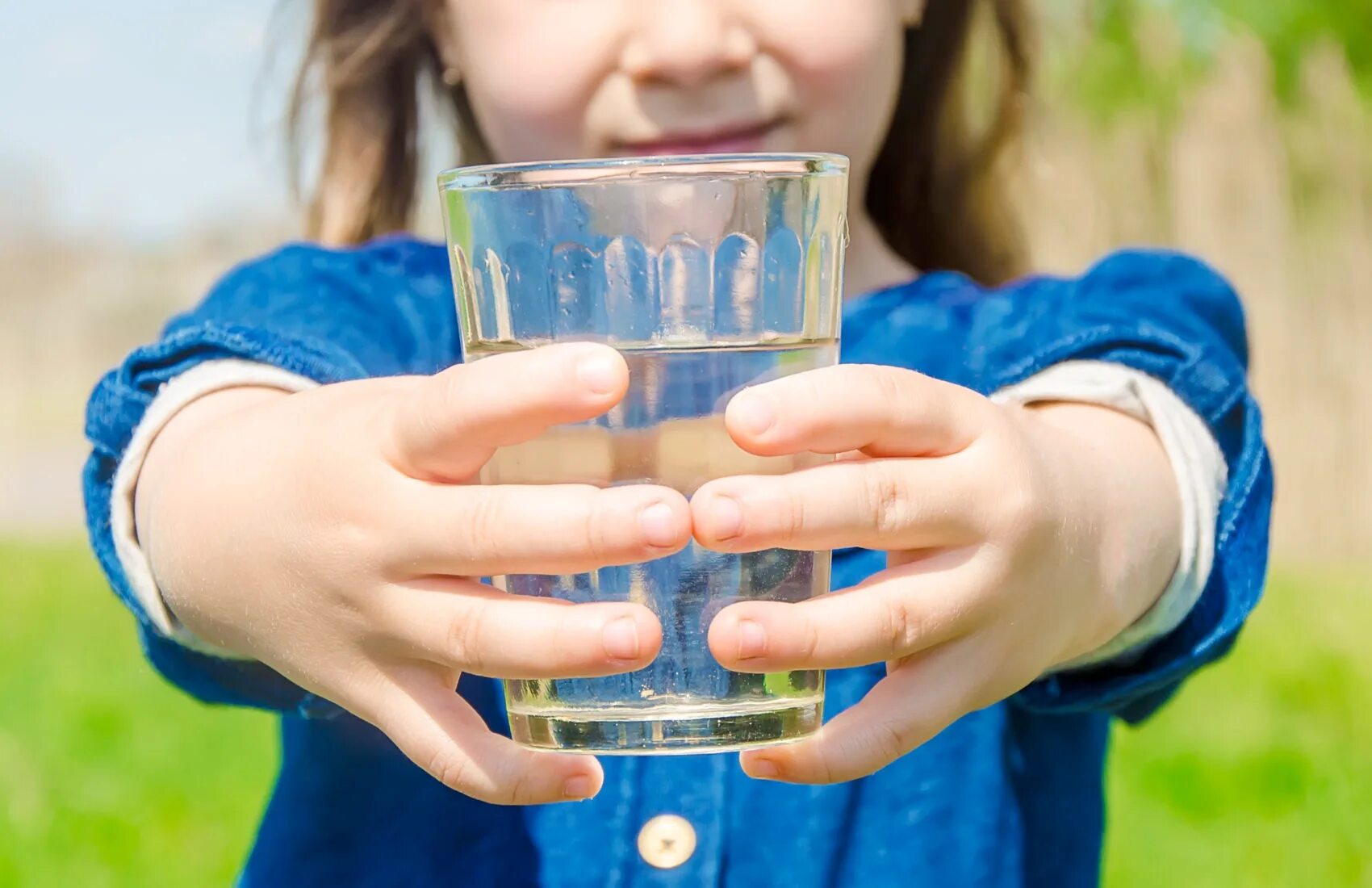 Стакан воды. Стакан чистой воды. Пьет стакан воды. Ребенок со стаканом воды. Набирает стакан воды