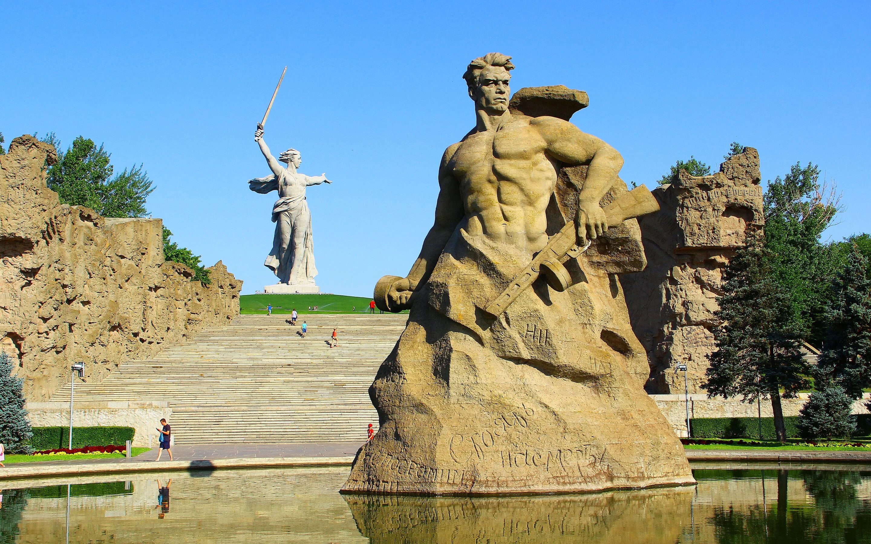 В каком году сталинград в волгоград. Мамаев Курган Сталинград Волгоград. Памятник Мамаев Курган в Волгограде. Волгоград Мамаев Курган площадь стоявших насмерть. Сталинград памятники на Мамаевом Кургане.