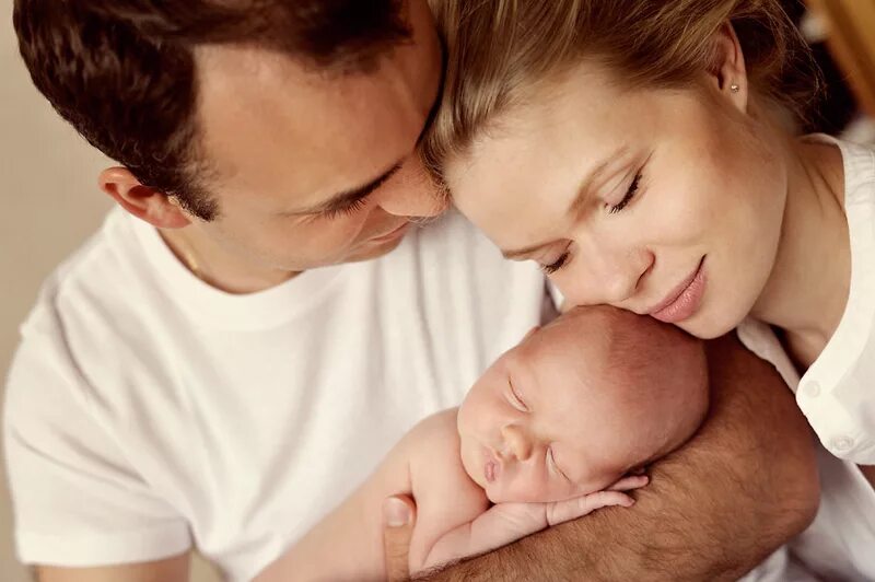 парень девушка и младенец. анджелина джоли и брэд питт с новорожденным. родился черный ребенок. рождение ребенка в семье. отцом ребенка рожденного его женой.