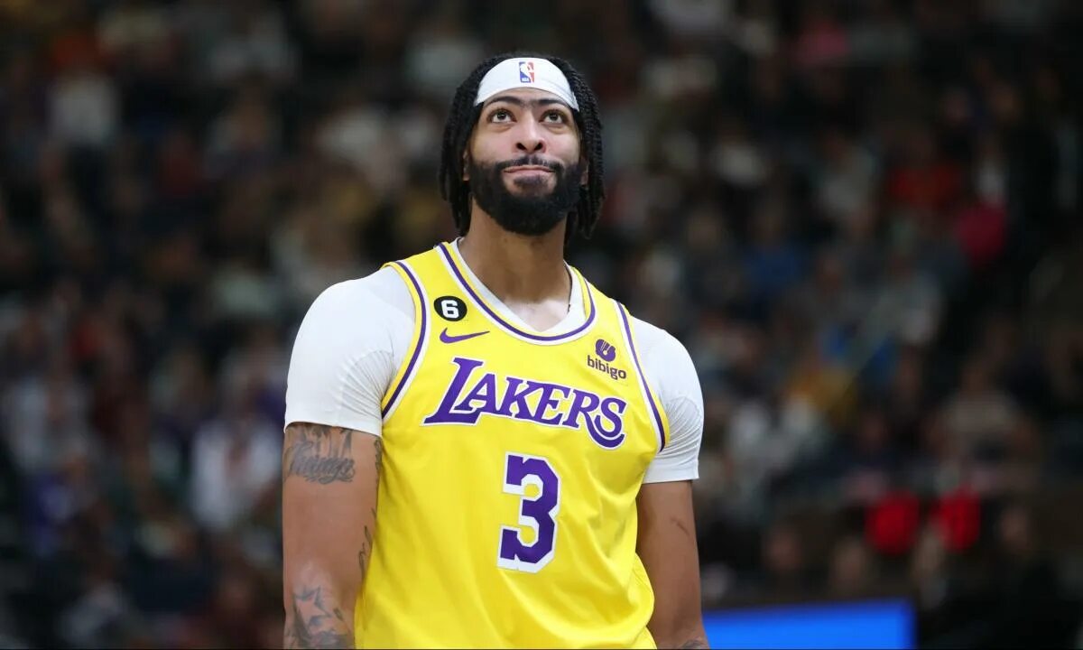 Энтони эмирати. Дэвис нба. Anthony davis. Энтони футболист аякс. Энтони гилл.
