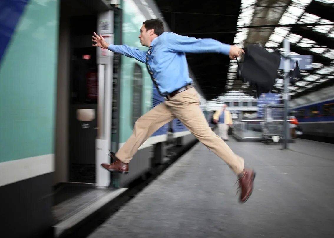 Догнать взобраться. Человек опаздывает на поезд. Успеть в последний вагон. Человек бежит на работу. Человек бежит на поезд.