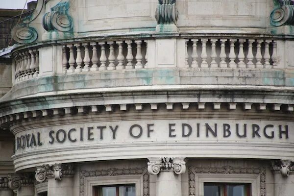 Royal society. Эдинбургское Королевское общество. Круглое здание в Эдинбургском порту. Ниток Royal Society. Эдинбургский тест Фам.