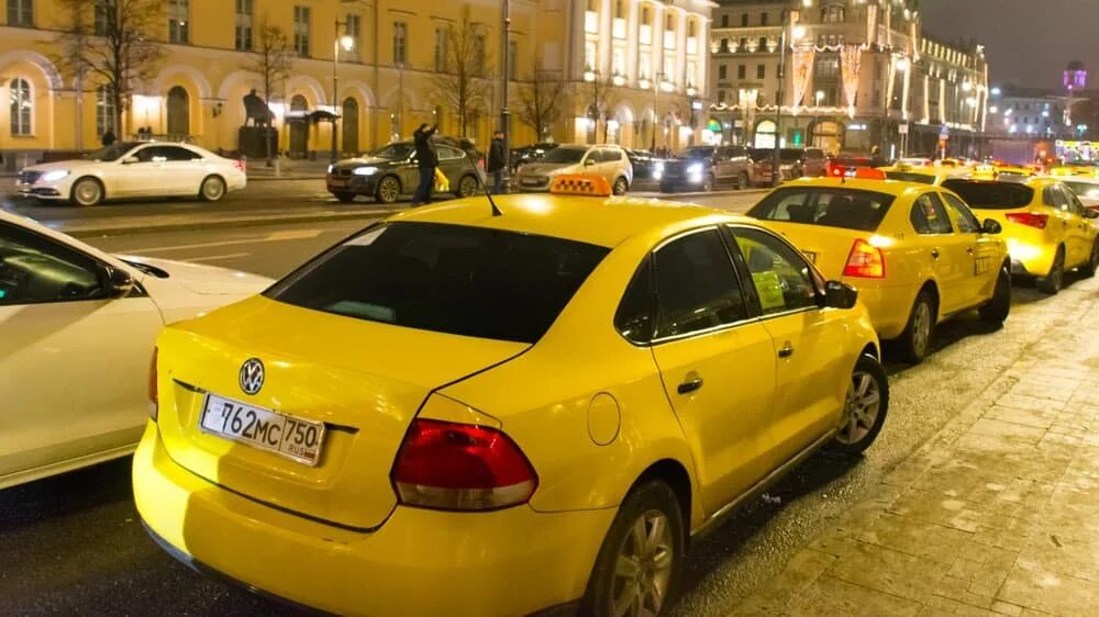 Такси москва киевская. Французское такси. Таксист Москва фото. ООО французское такси.