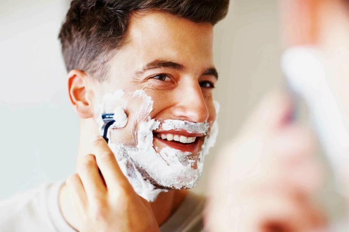 Мужчина бреется. Бритва для мужчин. Мужское бритье лица. Фотосессия бритье.