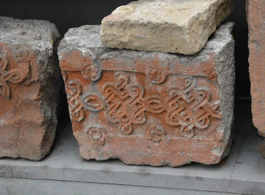 Ереван камень туф. Травертин облицовка фасада. Розовый туф армения. Армянский камень. Туф камень армения.