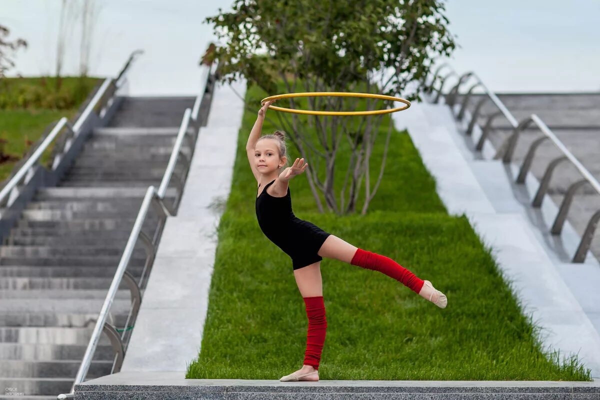 гимнастка на улице. Anna mcnulty. шпагат на улице. гимнастка на улице. гимнастка на улице.