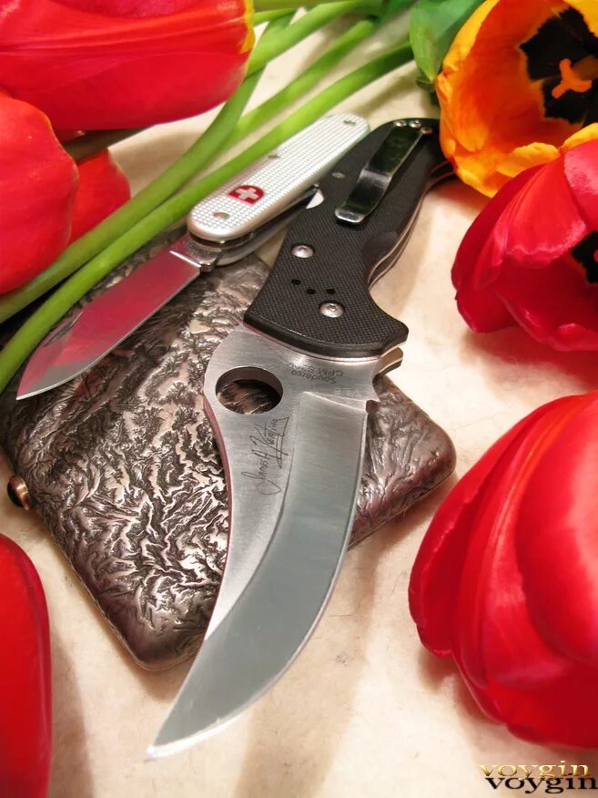 Цветок и нож. Цветочный нож. Нож с цветочками. Нож в цветах.