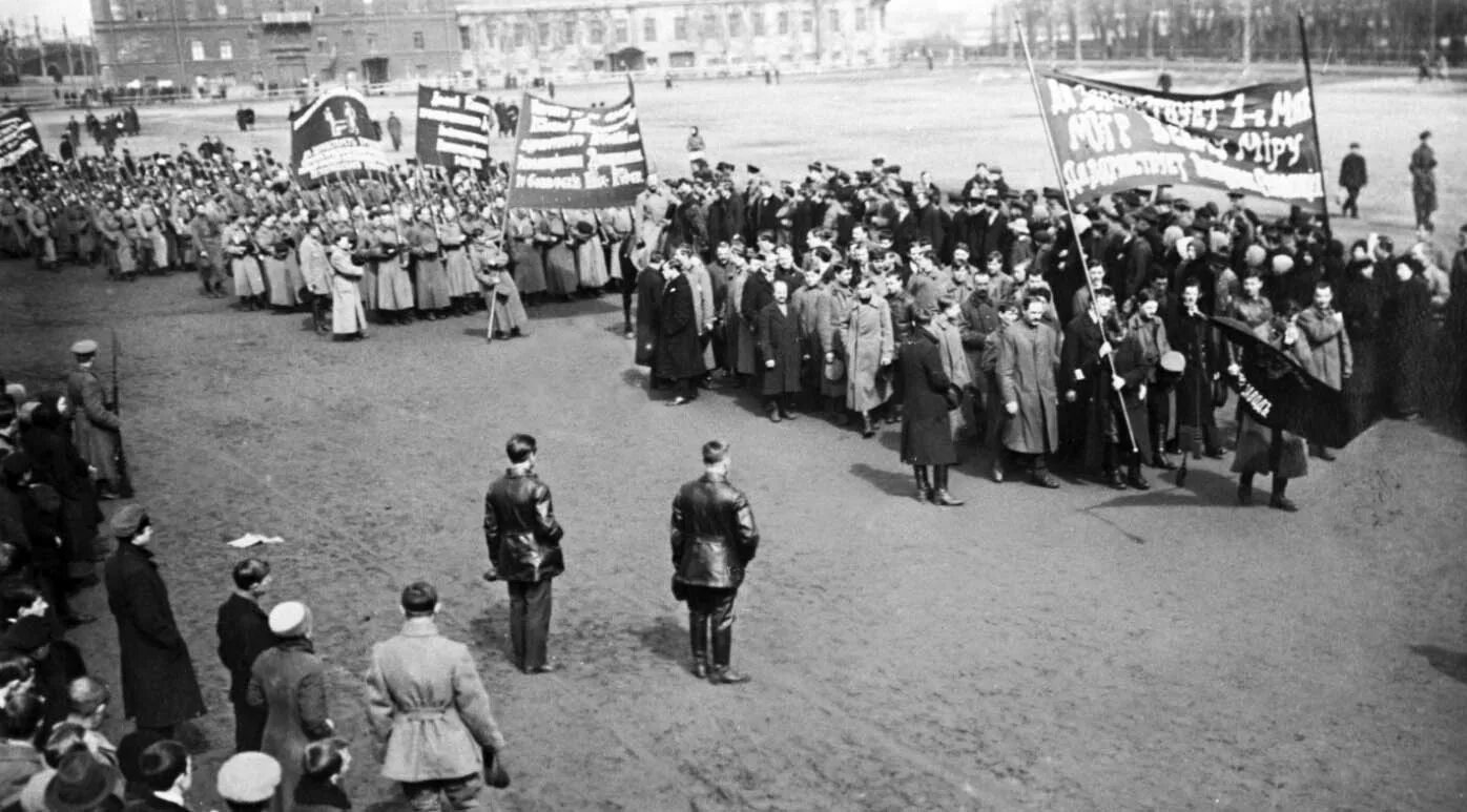 Понедельник 1 май. Демонстрация 1 мая 1918 года Москва. Первая Маевка в России 1891. Парад на Ходынском поле 1 мая 1918 года. Первомайская демонстрация 1891 года в Санкт Петербурге.