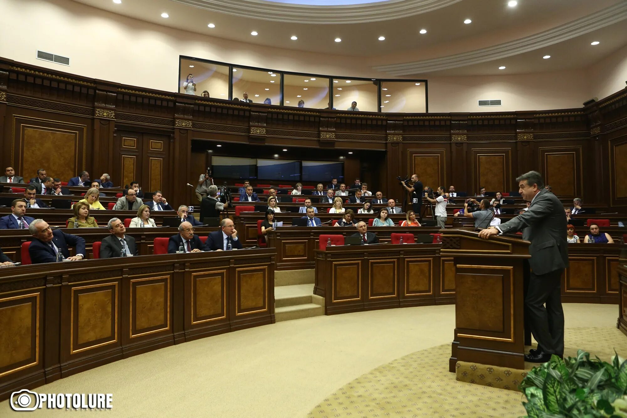 Армения форма политического режима. Географическое положение армении. Политические режимы презентация. Глава государства армении и государственный язык. Монастырь хор вирап озеро севан.